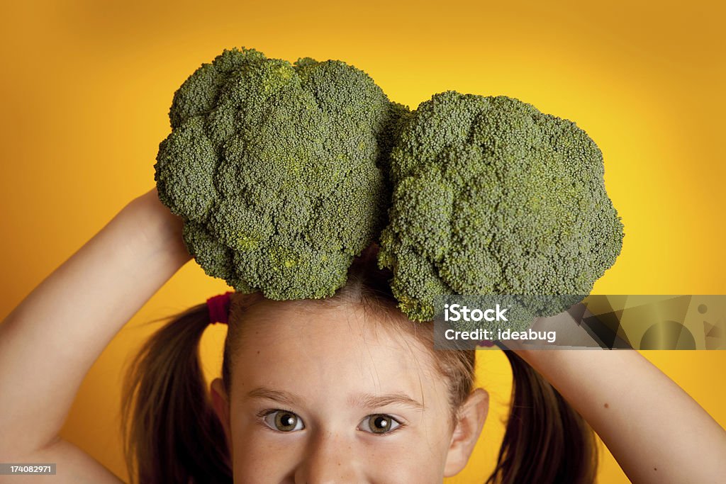 Bambina con Broccoli sulla sua testa - Foto stock royalty-free di 6-7 anni