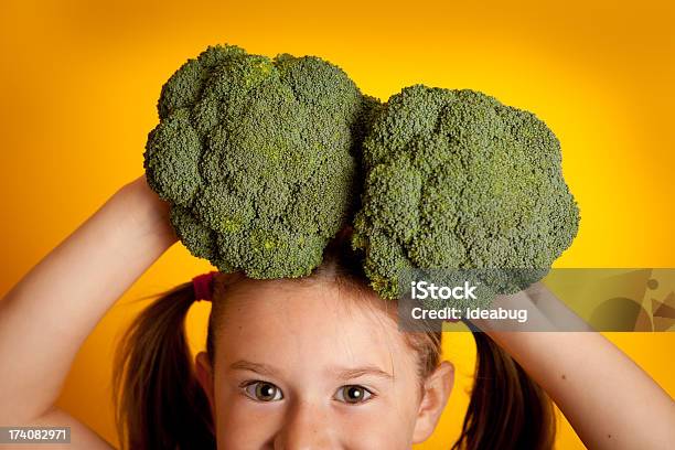 Bambina Con Broccoli Sulla Sua Testa - Fotografie stock e altre immagini di 6-7 anni - 6-7 anni, Alimentazione sana, Allegro