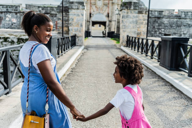 madre e figlia che camminano nel ponte all'aperto - cuba child little girls wall foto e immagini stock