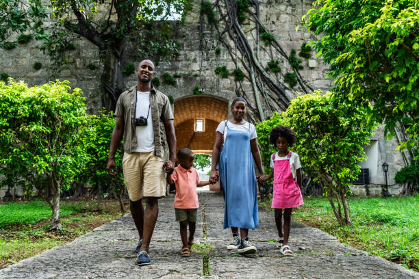 passeggiata in famiglia al parco pubblico - cuba child little girls wall foto e immagini stock