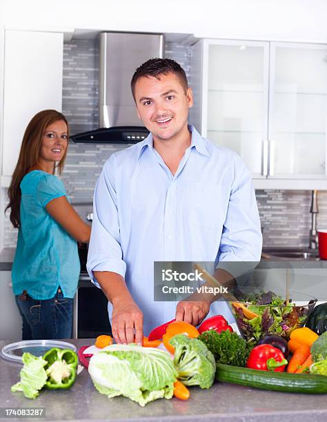 Coppia Fare Cena Insieme - Fotografie stock e altre immagini di Adulto - Adulto, Alimentazione sana, Ambientazione interna