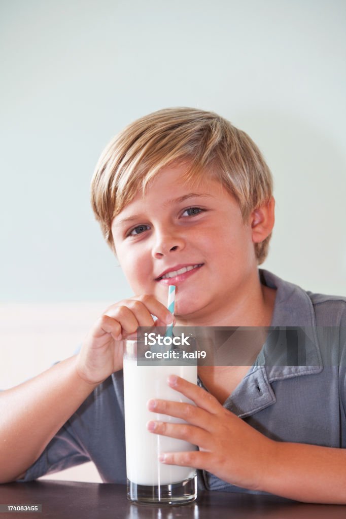 Boy vaso de leche - Foto de stock de 8-9 años libre de derechos