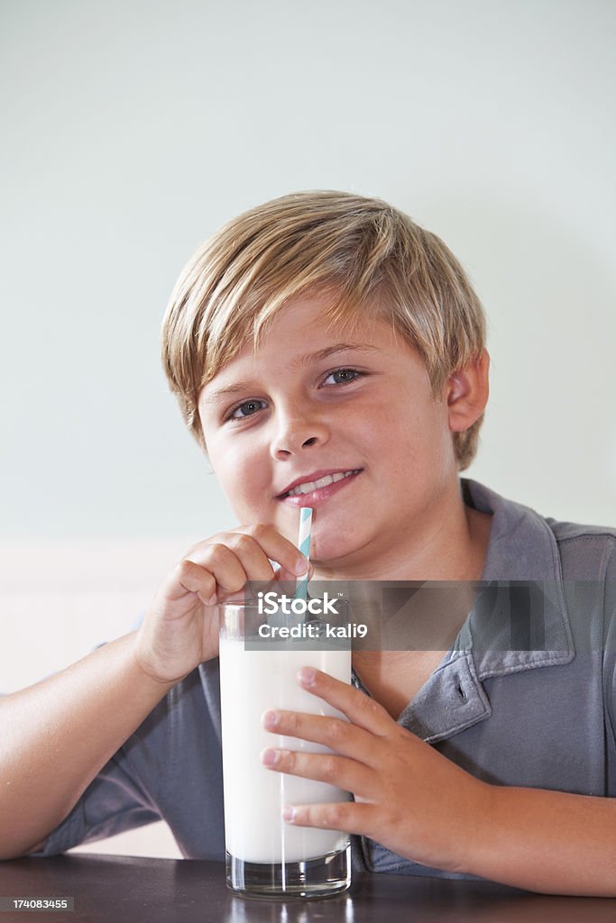 Chłopiec picia szklankę mleka - Zbiór zdjęć royalty-free (8 - 9 lat)