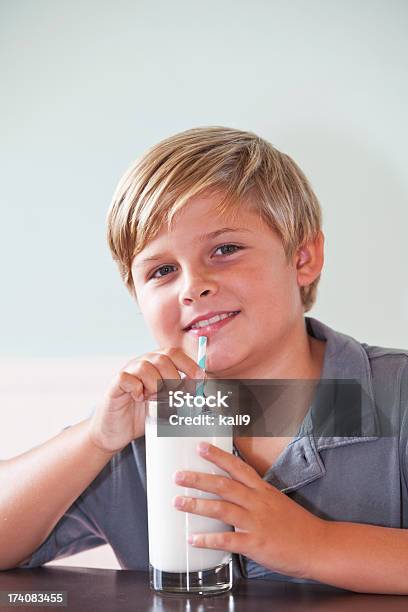 Chłopiec Picia Szklankę Mleka - zdjęcia stockowe i więcej obrazów 8 - 9 lat - 8 - 9 lat, Blond włosy, Chłopcy