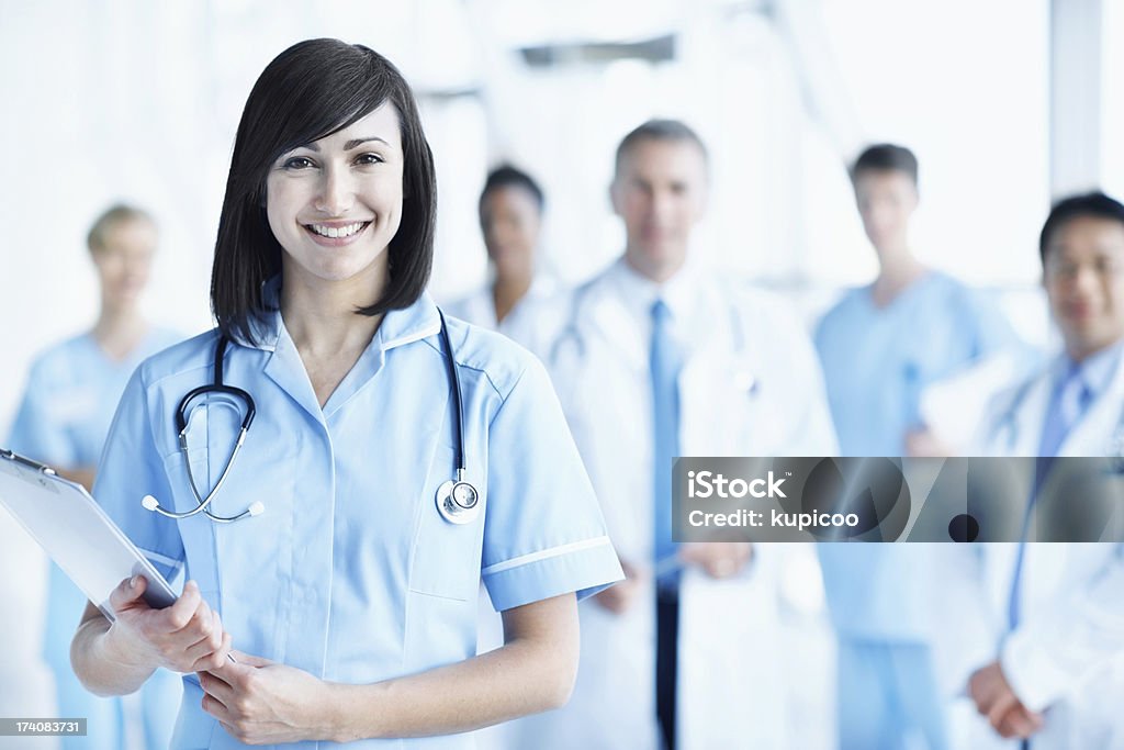 Sorridente jovem enfermeira segurando um gráfico médica - Royalty-free Adulto Foto de stock