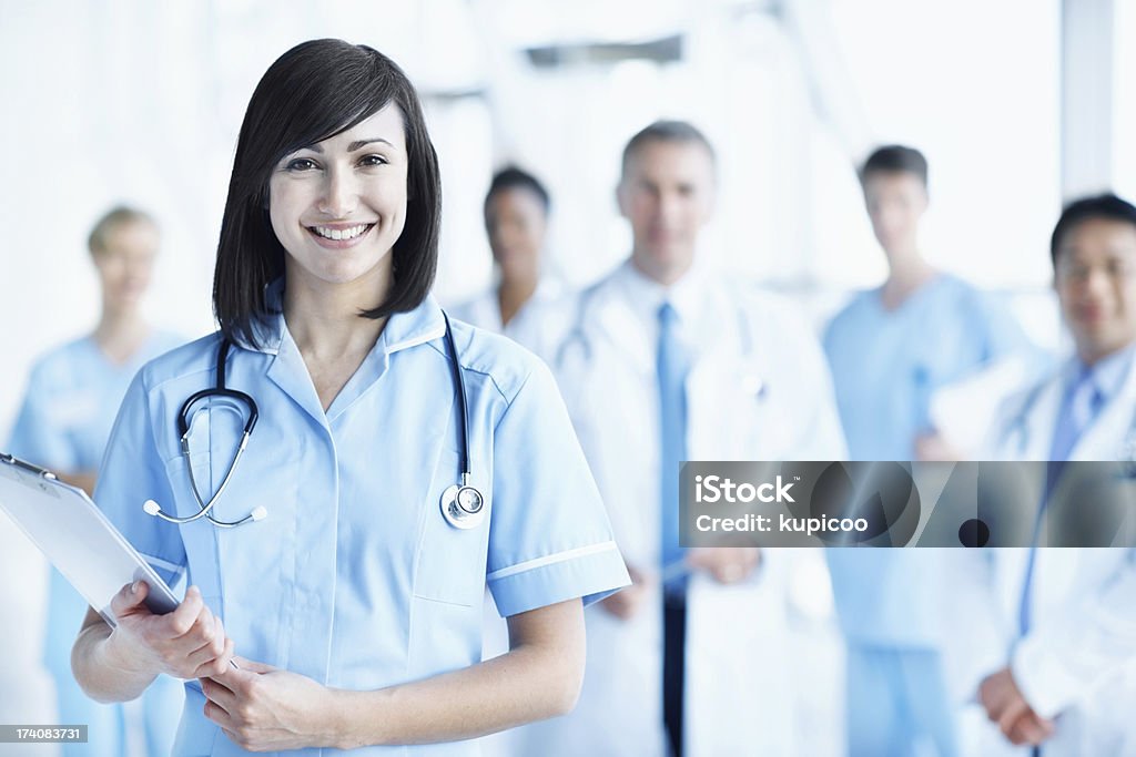 Улыбка молодая медсестра, держа Медицинская карта - Стоковые фото Больница роялти-фри