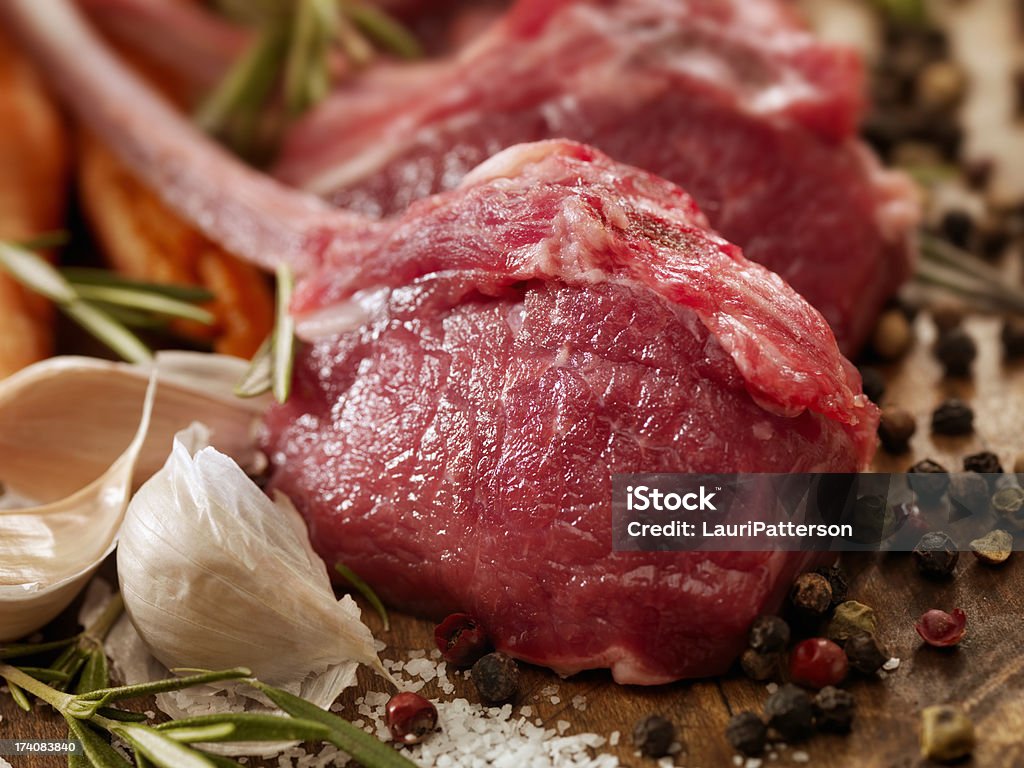 Primas chuletas de cordero - Foto de stock de Tabla de cortar libre de derechos