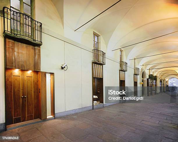 Architettura Torino Portici Di Via Po - Fotografie stock e altre immagini di Colonnato - Colonnato, Torino, Ambientazione esterna