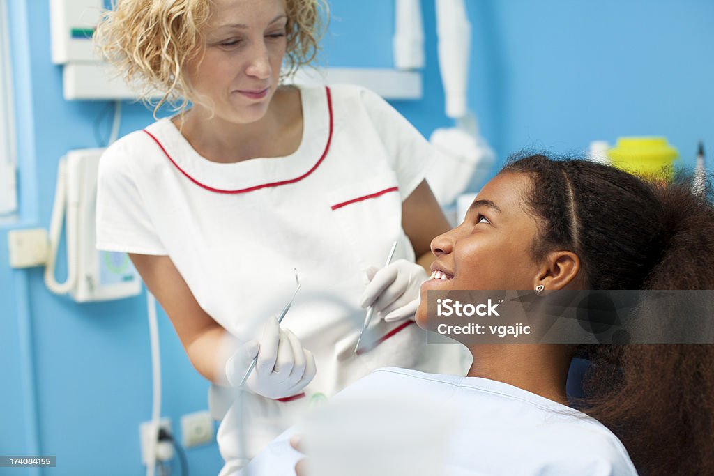 Africano adolescente visita Consultório Dentário. - Royalty-free Dentista Foto de stock