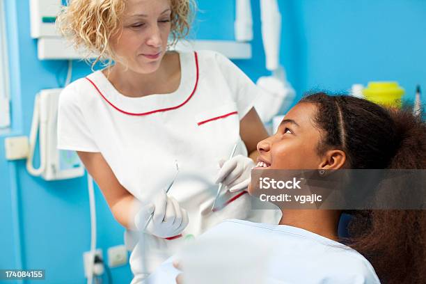 Africano Adolescente Visita Consultório Dentário - Fotografias de stock e mais imagens de Dentista - Dentista, 12-13 Anos, Adolescente