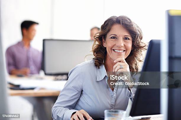 Moja Praca Sprawia Mi To Radość - zdjęcia stockowe i więcej obrazów Biuro - Biuro, Uśmiechać się, Biznesmenka