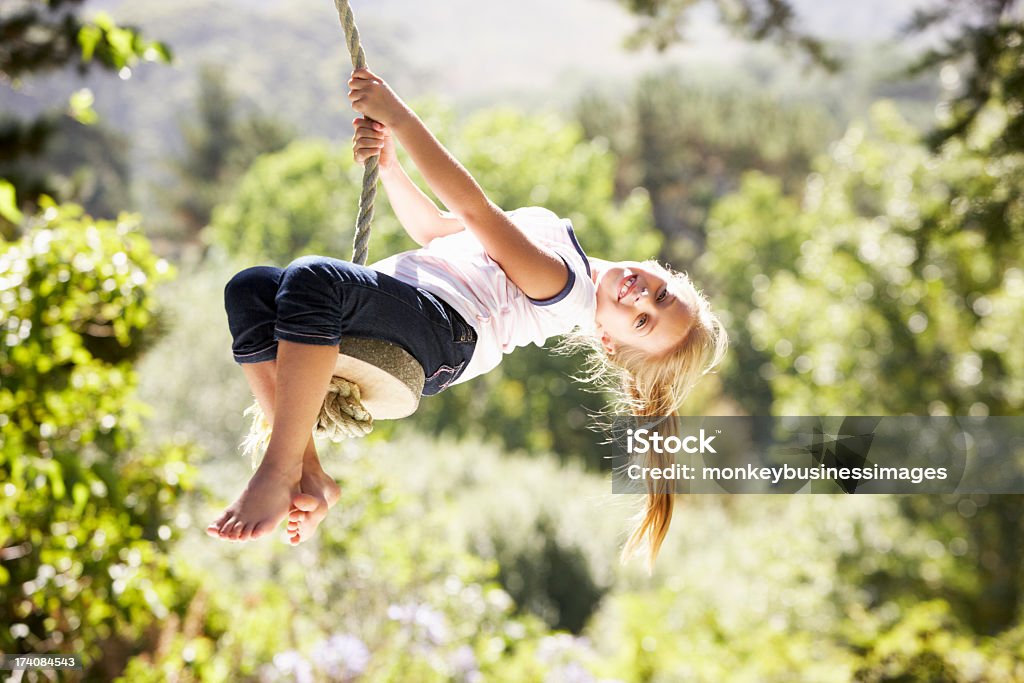 Jeune fille s'amuser sur la corde pour se balancer - Photo de Corde pour se balancer libre de droits