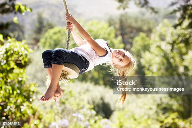 Photo libre de droit de Jeune Fille Samuser Sur La Corde Pour Se Balancer banque d'images et plus d'images libres de droit de Corde pour se balancer - Corde pour se balancer, Enfant, Balançoire