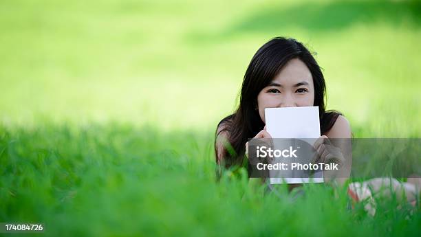 Piękna Młoda Kobieta Z Zielona Trawa Tłoxxxl - zdjęcia stockowe i więcej obrazów Azjaci - Azjaci, Beztroski, Chińczycy