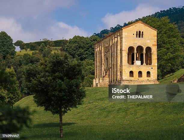 Igreja De Santa María Del Naranco - Fotografias de stock e mais imagens de Abadia - Abadia, Anterior, Astúrias