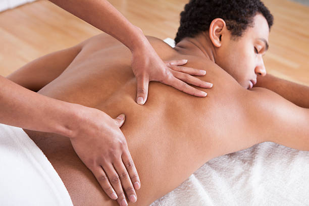 uomo riceve il massaggio dal femmina mano - massaging spa treatment health spa men foto e immagini stock
