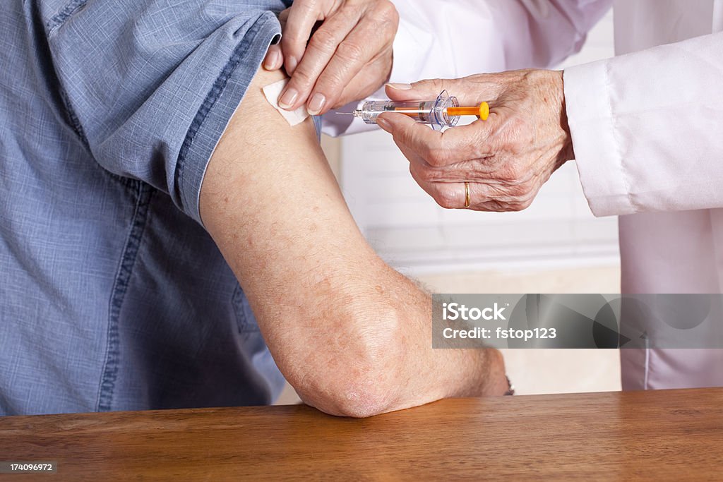 Hombre mayor de recibir una inyección de un médico o al personal de enfermería - Foto de stock de Vacunación libre de derechos
