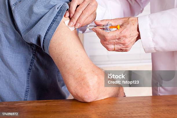 Foto de Homem Sênior Ter Uma Injeção De Enfermeira Ou O Médico e mais fotos de stock de Vacina