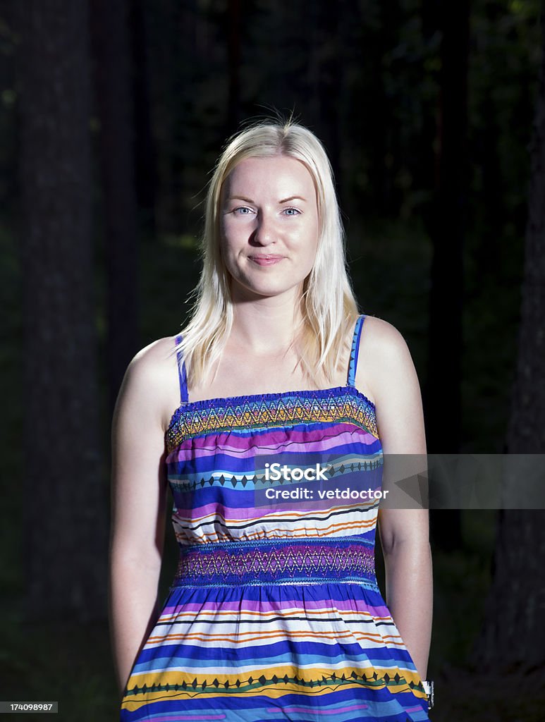 Femme en robe sur fond sombre forêt - Photo de Adulte libre de droits