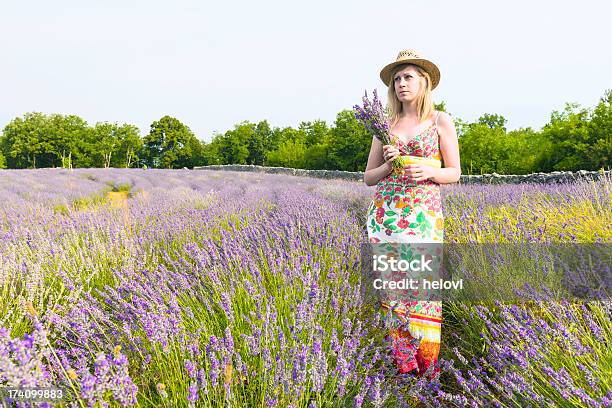 Foto de Beleza Em Campo De Lavanda e mais fotos de stock de Adulto - Adulto, Agricultura, Andar