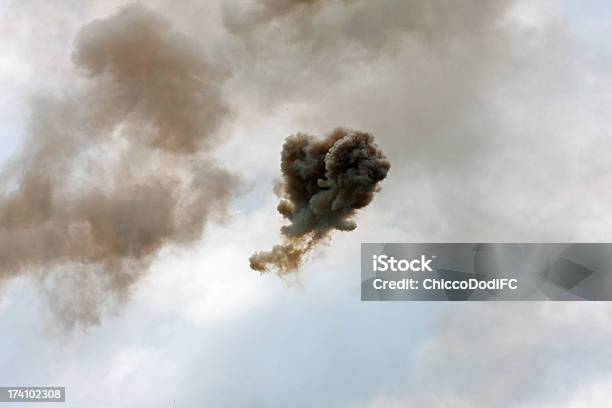 危険なドラマチックな雲の黒いスモーク - 手榴弾のストックフォトや画像を多数ご用意 - 手榴弾, 爆発, 環境汚染