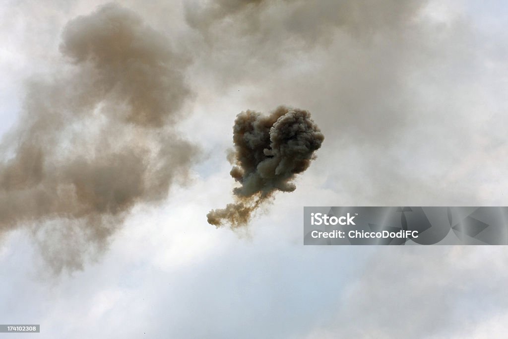 Опасные и драматического облака дымчатый черный - Стоковые фото Взрывающийся роялти-фри