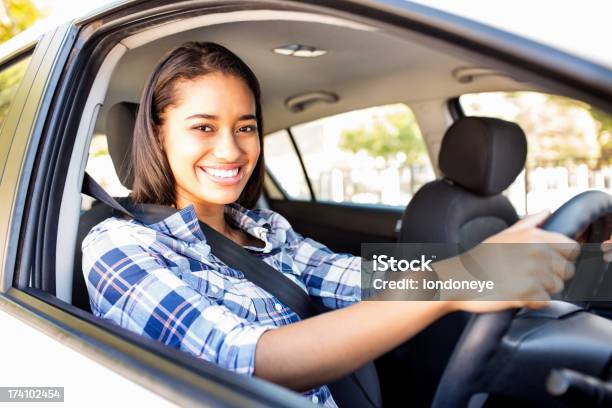 Feliz Menina Adolescente Carro De Condução - Fotografias de stock e mais imagens de 16-17 Anos - 16-17 Anos, Adolescente, Afro-americano