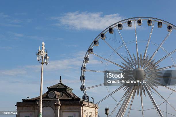 Foto de Rodagigante e mais fotos de stock de Arte, Cultura e Espetáculo - Arte, Cultura e Espetáculo, Atração de Parque de Diversão, Azul