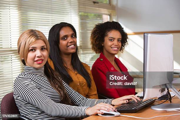 Photo libre de droit de Art Aborigène Femmes Au Travail banque d'images et plus d'images libres de droit de Ethnie aborigène australienne - Ethnie aborigène australienne, Affaires, Bureau - Lieu de travail