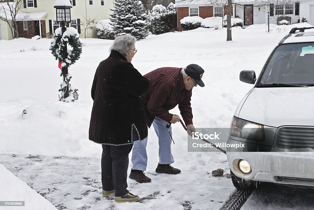 Grandpa nettoyage de pneus neige fondue - Photo de Nettoyer libre de droits