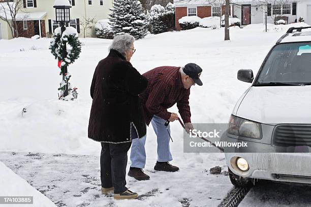 Photo libre de droit de Grandpa Nettoyage De Pneus Neige Fondue banque d'images et plus d'images libres de droit de Nettoyer - Nettoyer, Voiture, Voie d'accès au garage