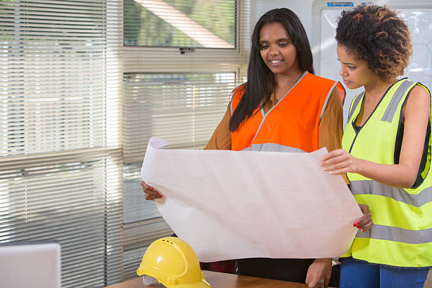 weibliche techniker arbeiten - minority african ethnicity business hardhat stock-fotos und bilder