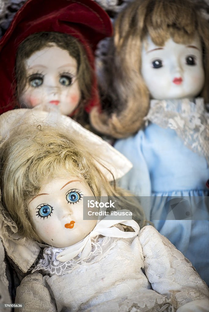 Scary antike Puppe und Puppen in flea market - Lizenzfrei Alt Stock-Foto