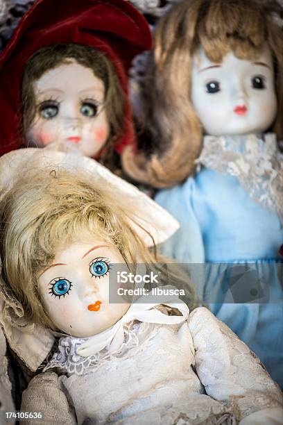 Scary Antike Puppe Und Puppen In Flea Market Stockfoto und mehr Bilder von Alt - Alt, Altertümlich, Angst