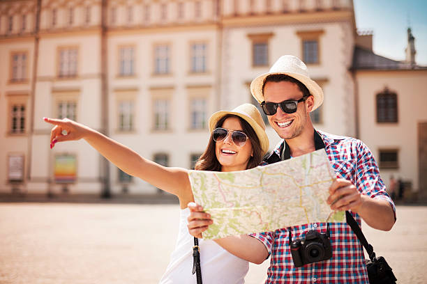 ciudad de turismo turista feliz con mapa - map cartography travel human hand fotografías e imágenes de stock