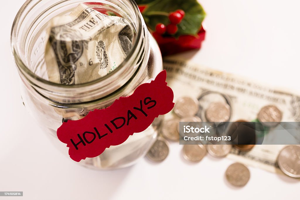 Natale: Denaro Barattolo con monete, banconote del dollaro. Salvataggio per le vacanze. - Foto stock royalty-free di Banconota