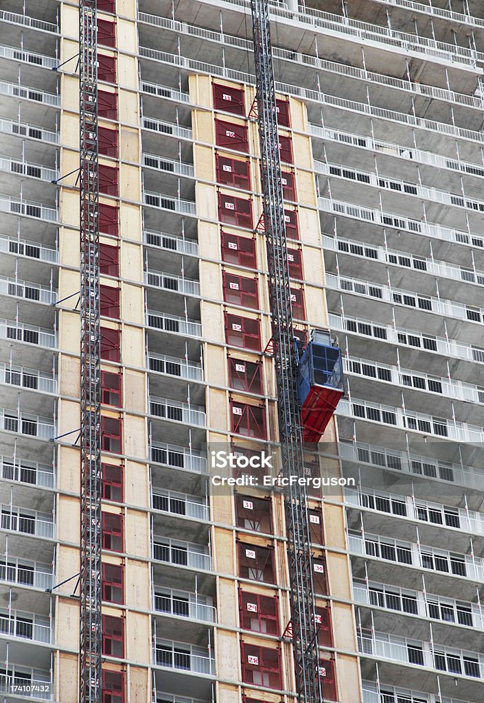 Городской здание с лифтом под строительство - Стоковые фото Без людей роялти-фри