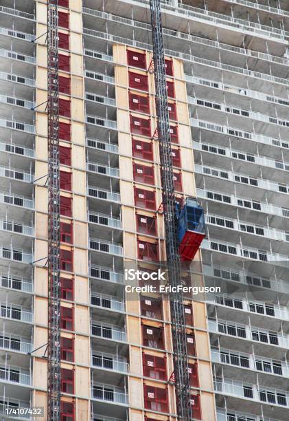 Городской Здание С Лифтом Под Строительство — стоковые фотографии и другие картинки Без людей - Без людей, Бетон, Блок