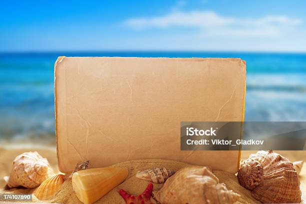 Papel Em Branco Com Seashells Na Praia - Fotografias de stock e mais imagens de Amarelo - Amarelo, Areia, Azul