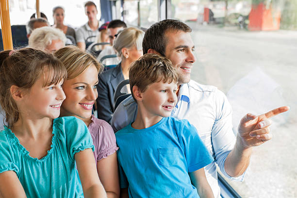 rodziny na autobus. - bus family travel destinations women zdjęcia i obrazy z banku zdjęć