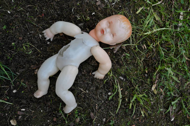 Cтоковое фото старая сломанная пластиковая кукла
