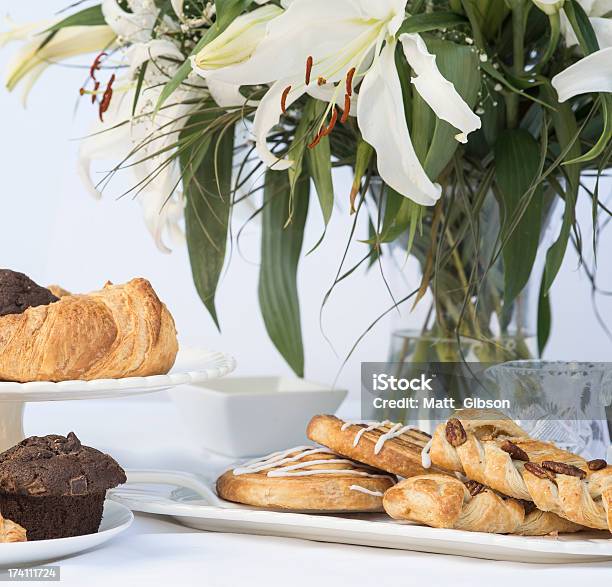 Frühstück Gedeckter Tisch Mit Gebäck Und Kuchen Stockfoto und mehr Bilder von Ahorn - Ahorn, Backen, Bild-Ambiente