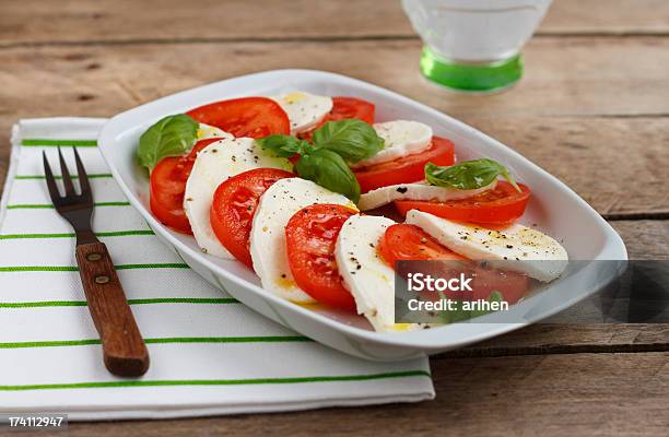 Salada Caprese - Fotografias de stock e mais imagens de Alimentação Saudável - Alimentação Saudável, Bebida, Comida