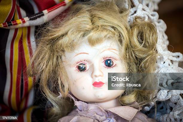 Assustador Puppets Boneca Antigo E Na Feira Da Ladra - Fotografias de stock e mais imagens de Antigo