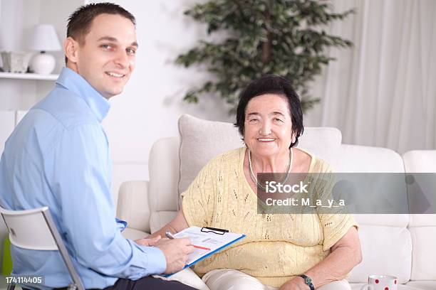 Mujer Senior Con Un Médico Foto de stock y más banco de imágenes de 30-39 años - 30-39 años, 70-79 años, Accesorio financiero