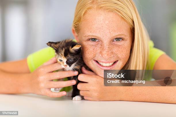 Foto de Menina Préadolescente Com Amigos Para Animais De Estimação e mais fotos de stock de Adolescente