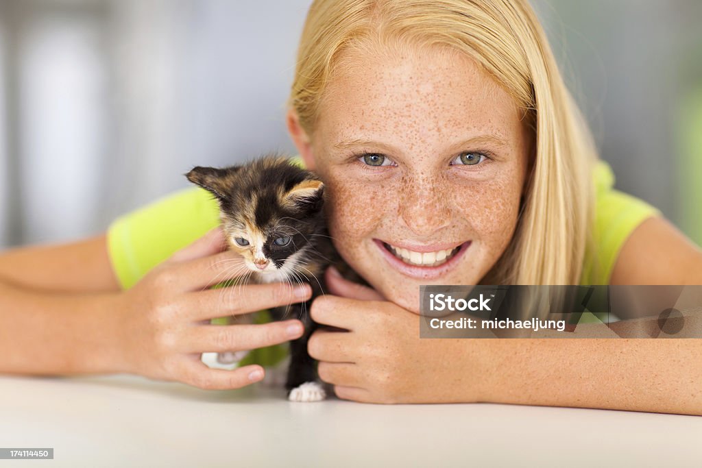 preteen Девушка с домашними животными друга - Стоковые фото В помещении роялти-фри