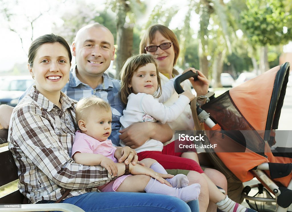 Три поколения семьи на летние Парк - Стоковые фото Двое родителей роялти-фри