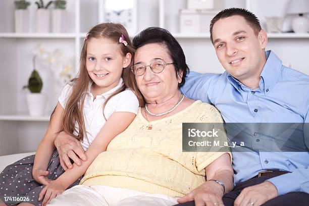 Trzy Pokolenia Rodziny - zdjęcia stockowe i więcej obrazów Aktywni seniorzy - Aktywni seniorzy, Aktywny tryb życia, Babka - Dziadek i babcia