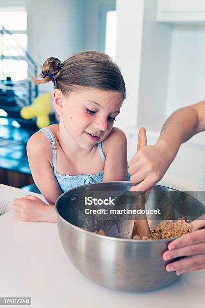 Foto de Menina Observar Como Os Ingredientes Misturados Em Receita e mais fotos de stock de 6-7 Anos